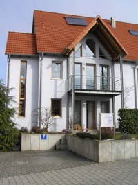 Friedhofstrae 7a  - Vor dem  Haus befindet sich ein Kundenparkplatz